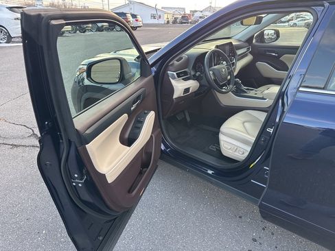 Used 2021 Toyota Highlander XLE image 16