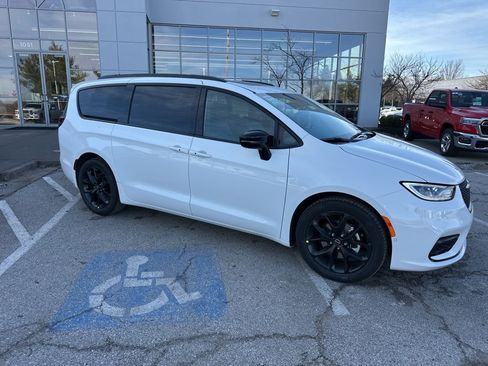 New 2026 Chrysler Pacifica Select image 41