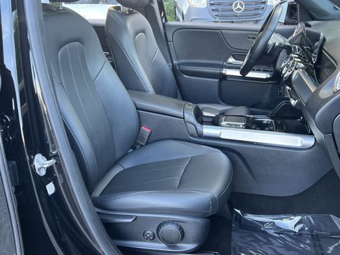 Used 2022 Mercedes-Benz GLB 250 4MATIC w/ Premium Package Lite image 34