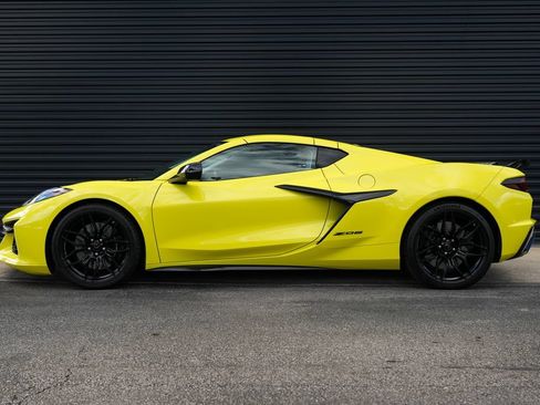 Used 2023 Chevrolet Corvette Z06 w/ Engine Appearance Package RWD image 2