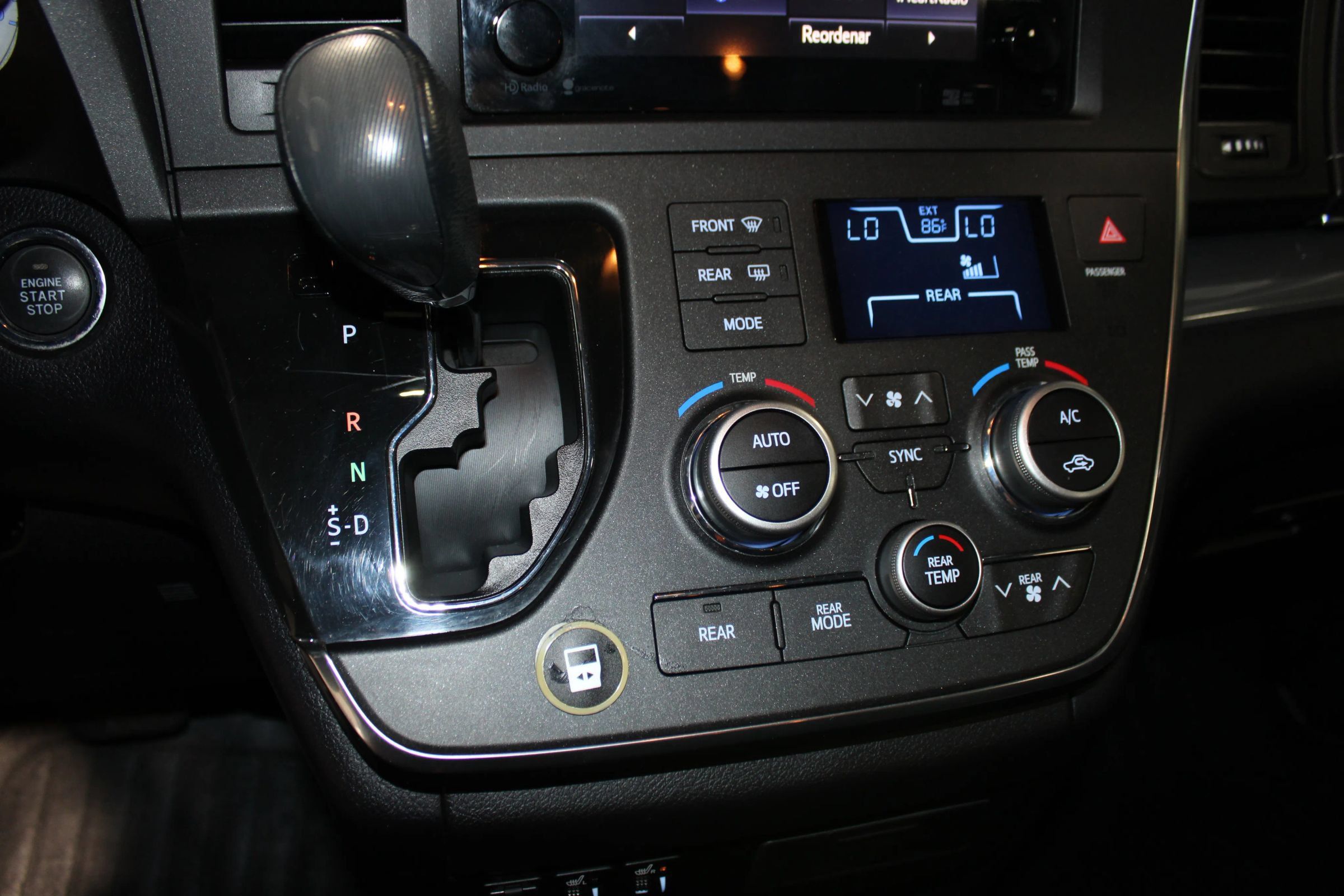 Used 2015 Toyota Sienna SE w/ SE Preferred Package FWD image 17