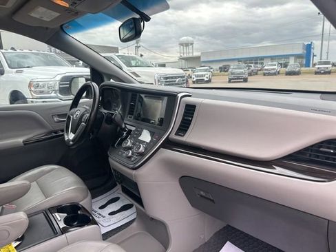 Used 2015 Toyota Sienna XLE w/ XLE Navigation Package image 10