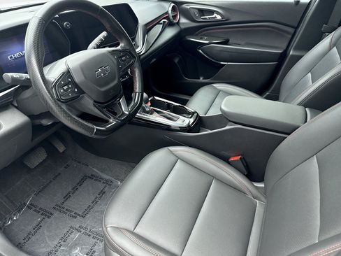 Used 2025 Chevrolet Trax RS w/ Sunroof Package FWD image 10