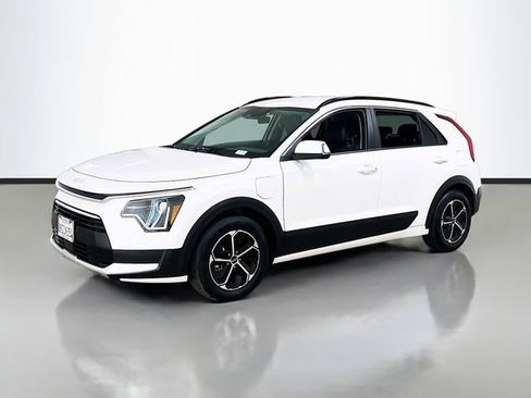 Certified 2023 Kia Niro EX image 3