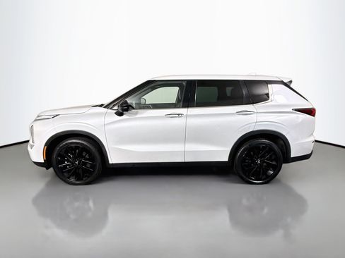 Used 2023 Mitsubishi Outlander SE Black Edition FWD image 6