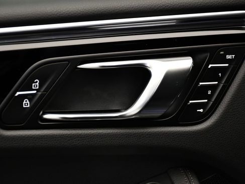 Certified 2025 Porsche Macan image 36