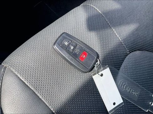 Used 2021 Toyota Highlander Limited FWD image 11
