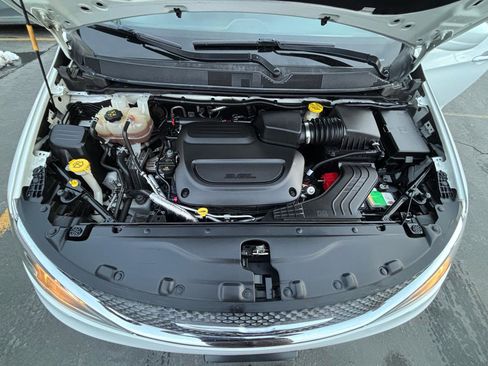 Used 2019 Chrysler Pacifica Touring-L image 17