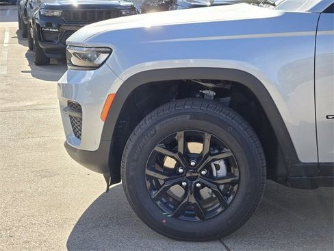 New 2025 Jeep Grand Cherokee Altitude image 6