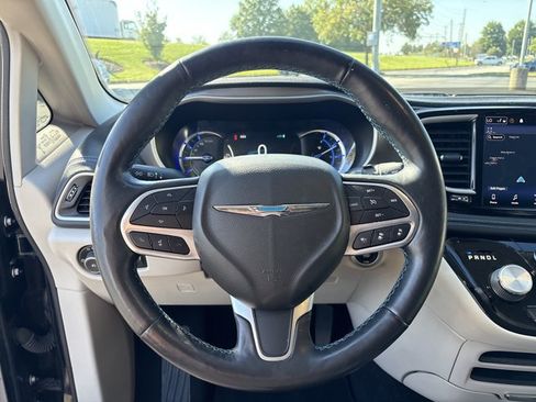 Used 2021 Chrysler Pacifica Touring-L FWD image 15