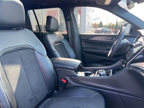 Used 2024 Jeep Grand Cherokee Altitude image 30