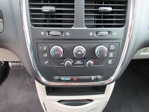 Used 2018 Dodge Grand Caravan SE w/ UConnect Hands-Free Group image 21