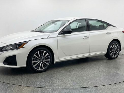 Used 2025 Nissan Altima 2.5 SV image 3