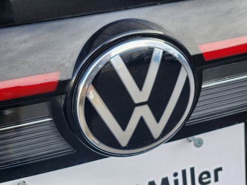 Certified 2025 Volkswagen Taos SE image 22