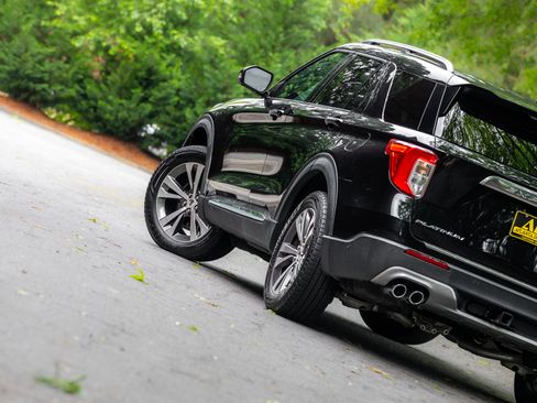 Used 2020 Ford Explorer Platinum w/ Premium Technology Package AWD/4WD image 23
