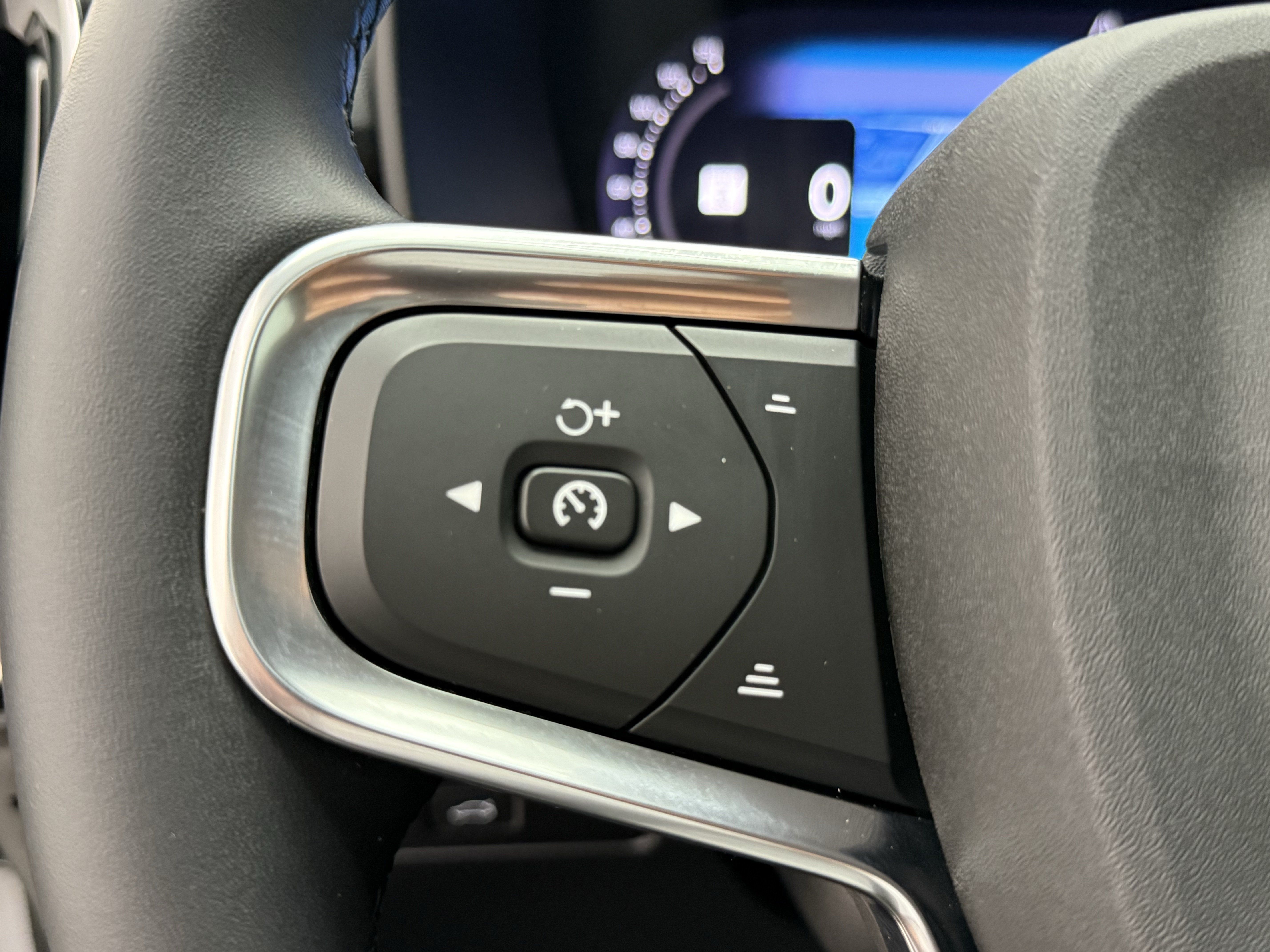 Certified 2023 Volvo XC40 B5 Plus w/ Driver Assist Package AWD/4WD image 18
