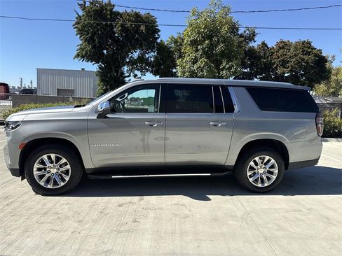Used 2023 Chevrolet Suburban Premier image 6