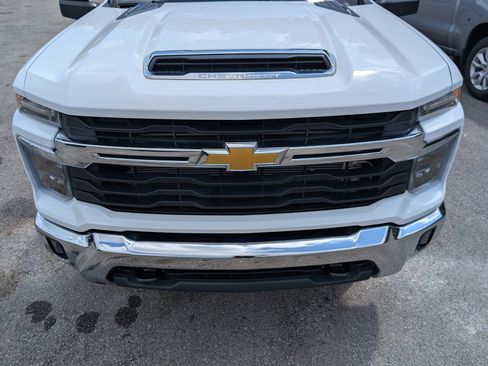 Used 2024 Chevrolet Silverado 2500 LT AWD/4WD image 12