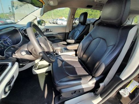 Used 2023 Chrysler Pacifica Touring-L FWD image 39