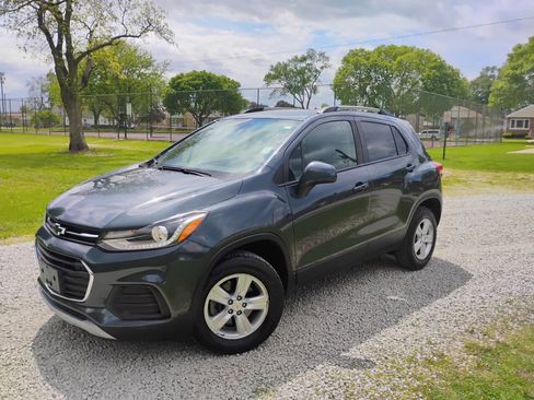 Used 2021 Chevrolet Trax LT w/ Premium Seat Package AWD/4WD image 3