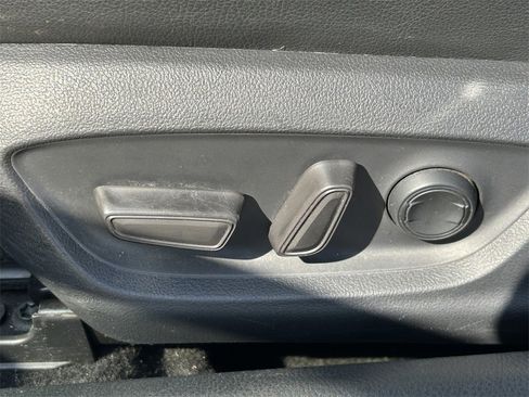 Used 2018 Toyota Camry SE image 21