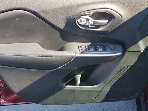 Used 2019 Jeep Cherokee Latitude w/ Cold Weather Group image 13