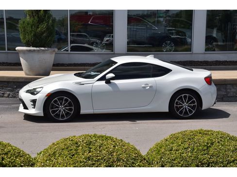 Used 2017 Toyota 86 RWD image 7