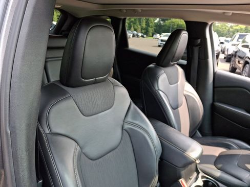 Used 2018 Jeep Cherokee Latitude Plus w/ Comfort/Convenience Group AWD/4WD image 13
