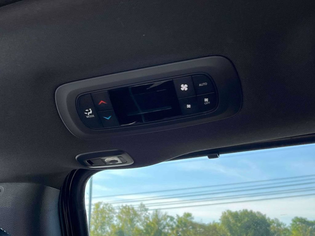 Used 2025 Chrysler Pacifica Limited FWD image 5