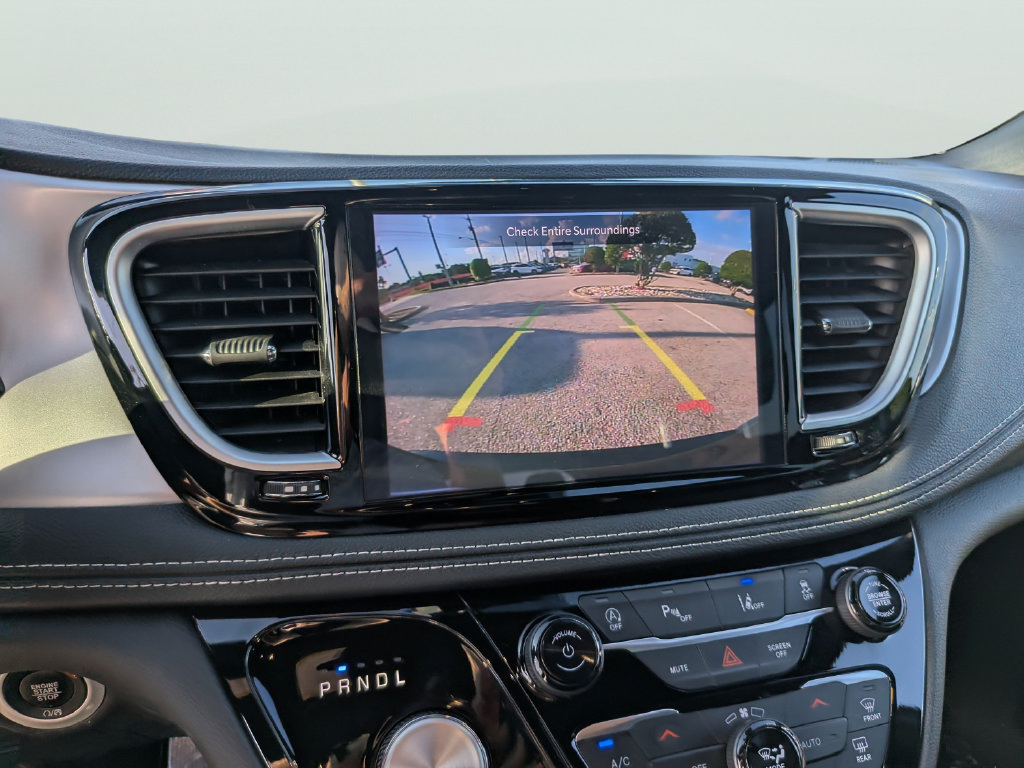 Used 2025 Chrysler Pacifica Limited FWD image 26