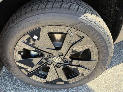 New 2026 Volkswagen Taos SE FWD image 22