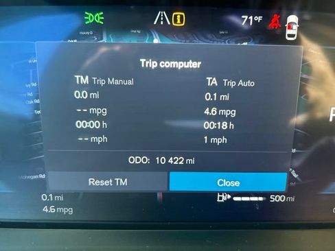 Certified 2025 Volvo XC40 B5 Plus AWD/4WD image 24