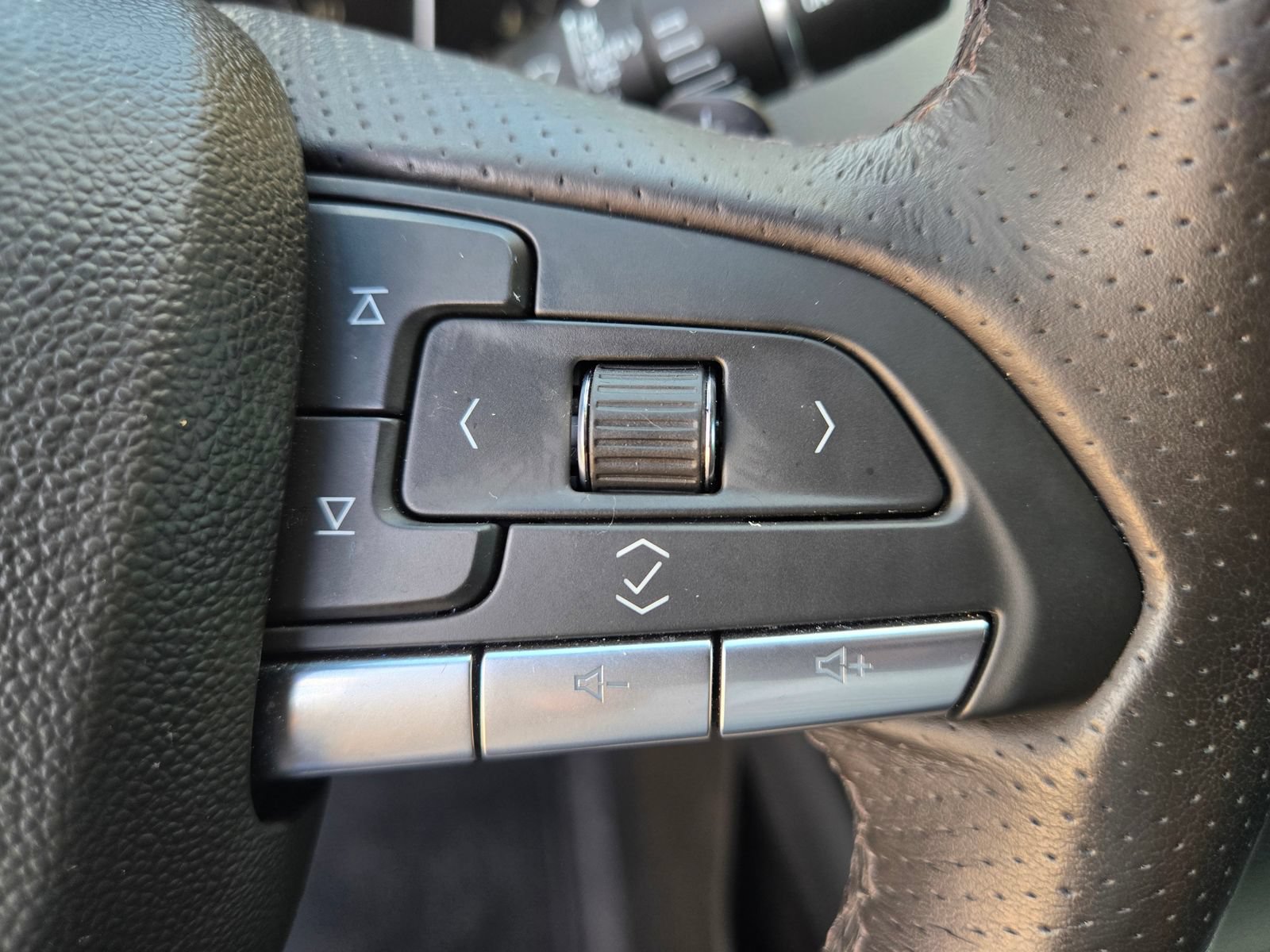 Used 2022 Cadillac XT4 Sport w/ Comfort Package FWD image 13