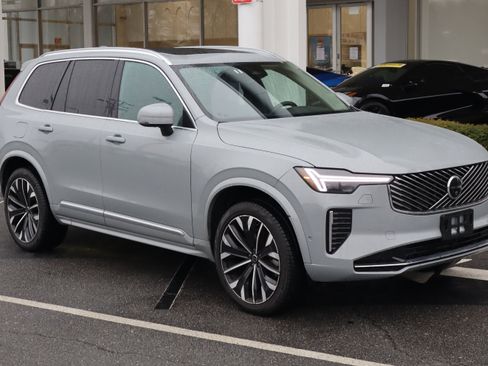 Used 2025 Volvo XC90 B6 Plus image 2