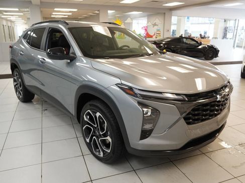 Certified 2024 Chevrolet Trax RS w/ Driver Confidence Package image 13