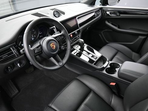 Certified 2026 Porsche Macan AWD/4WD image 4