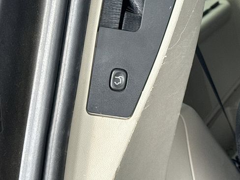 Used 2015 Chrysler Town & Country Touring w/ Driver Convenience Group image 9