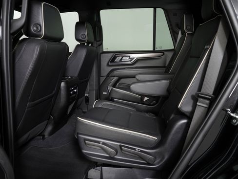 Used 2025 GMC Yukon Elevation w/ LPO, Yukon Black Package image 17