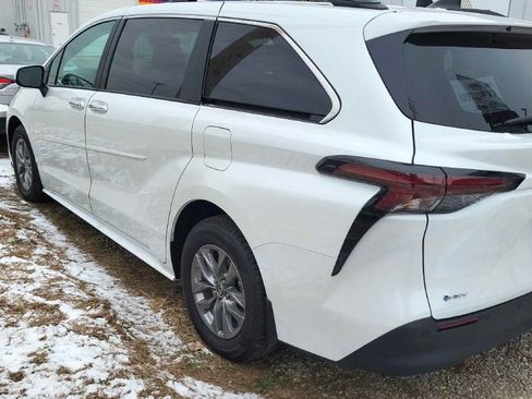 Used 2026 Toyota Sienna XLE image 3