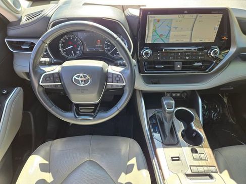 Used 2020 Toyota Highlander Limited image 15