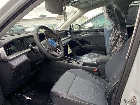 New 2026 Volkswagen Tiguan SE image 2