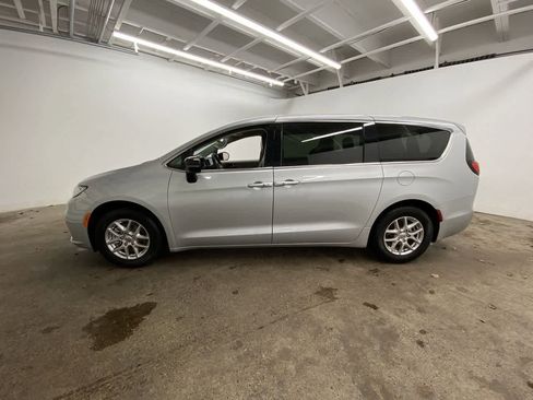 Used 2024 Chrysler Pacifica Touring-L image 3