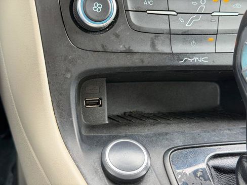 Used 2015 Ford Focus SE FWD image 16