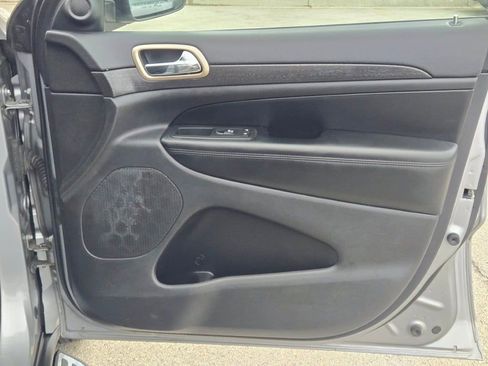 Used 2016 Jeep Grand Cherokee Laredo image 4