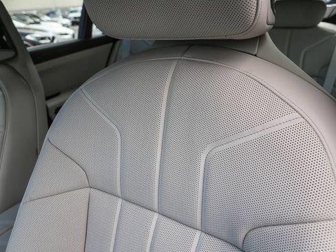 Used 2026 BMW 750e xDrive AWD/4WD image 21