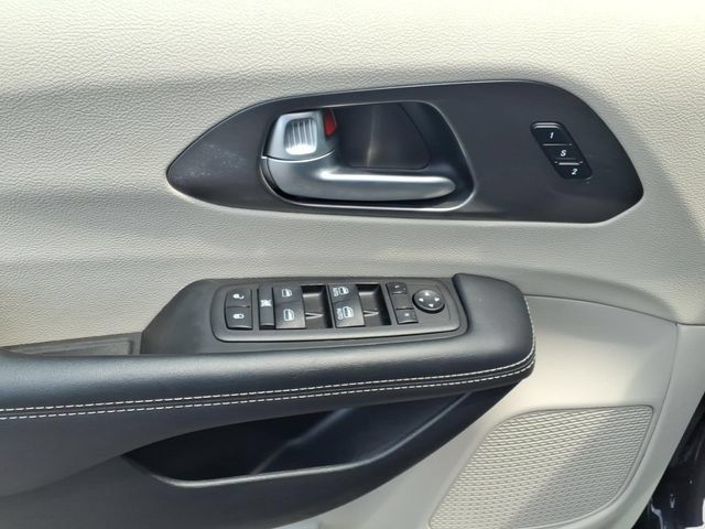 Used 2024 Chrysler Pacifica Touring-L FWD image 13