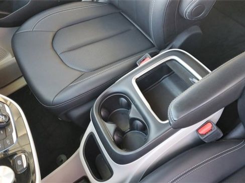 Certified 2024 Chrysler Pacifica Touring-L image 18