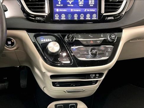 Used 2020 Chrysler Pacifica Touring-L Plus image 8