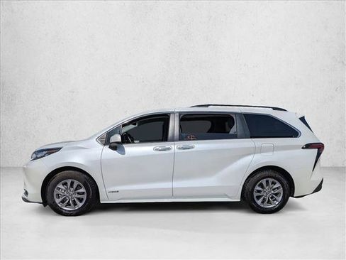 Used 2021 Toyota Sienna XLE image 2
