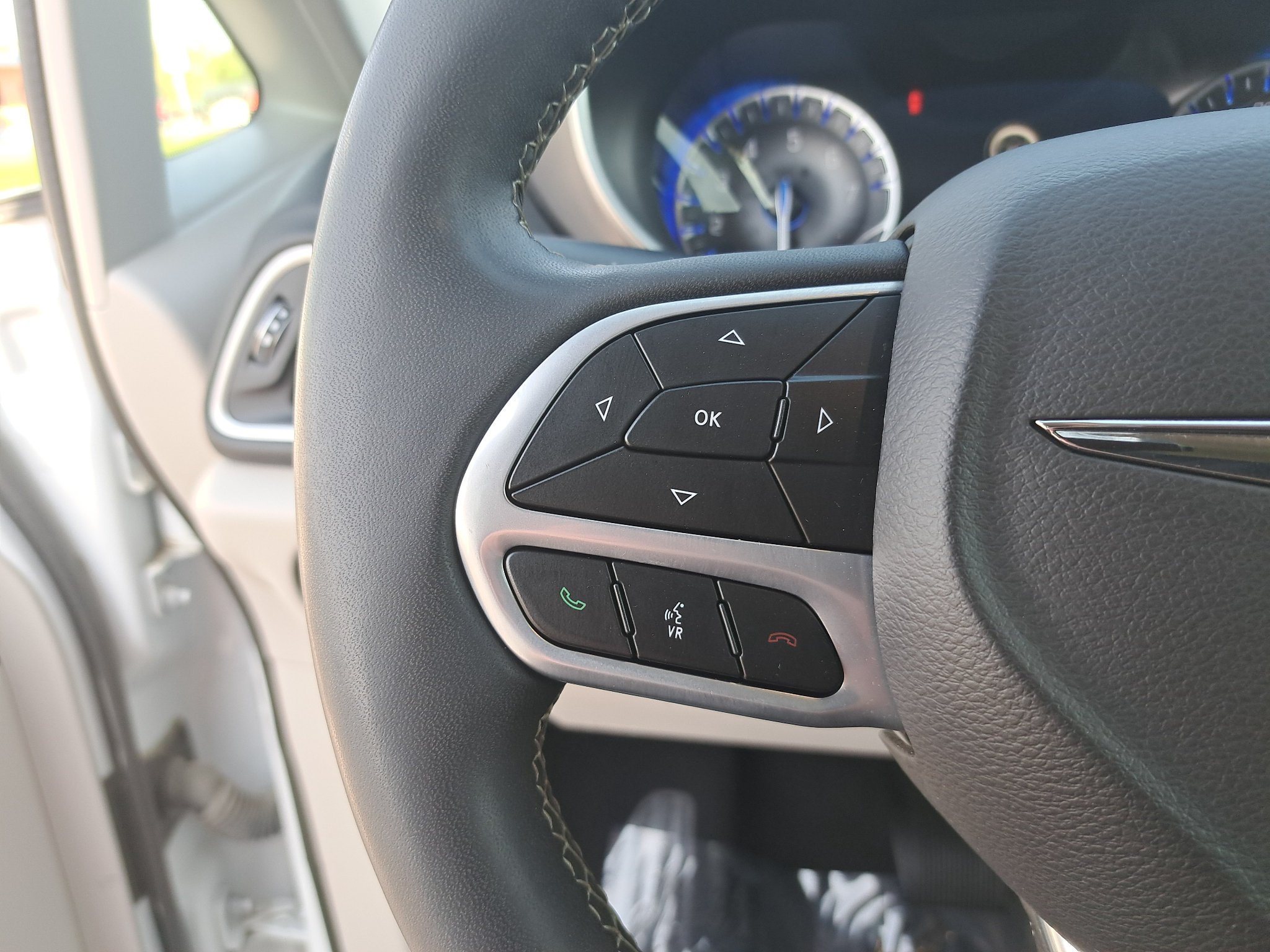 Certified 2024 Chrysler Pacifica Touring-L FWD image 19
